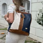 Mochila de Couro Luna com espaço para Notebook - Marfim/Caramelo/Marinho