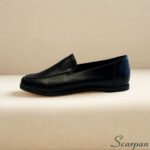 Mocassim Feminino em Couro Scarpan é um calçado que une elegância, conforto e praticidade. Referência: 121-029 Cor Preto Material da Gáspea: Couro legítimo Solado: TR Altura do Salto: 1,5 cm Palmilha: EVA 2mm Peso: 400 g