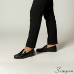 Mocassim Feminino em Couro Scarpan é um calçado que une elegância, conforto e praticidade. Referência: 121-029 Cor Preto Material da Gáspea: Couro legítimo Solado: TR Altura do Salto: 1,5 cm Palmilha: EVA 2mm Peso: 400 g