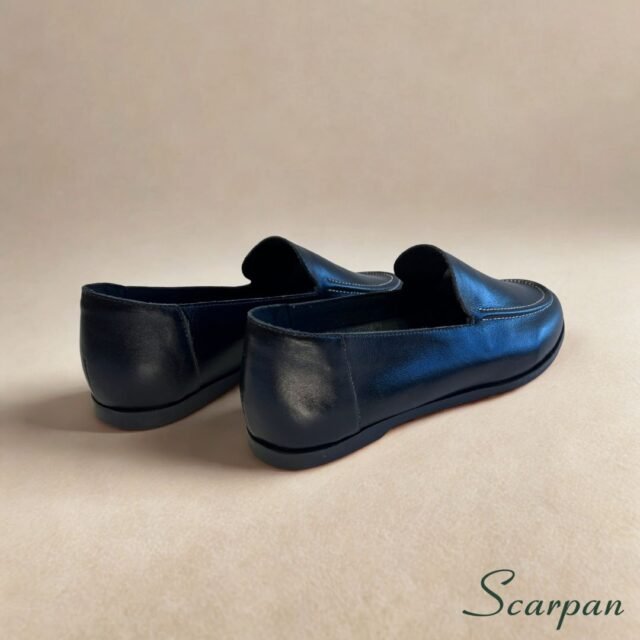 Mocassim Feminino em Couro Scarpan é um calçado que une elegância, conforto e praticidade. Referência: 121-029 Cor Preto Material da Gáspea: Couro legítimo Solado: TR Altura do Salto: 1,5 cm Palmilha: EVA 2mm Peso: 400 g