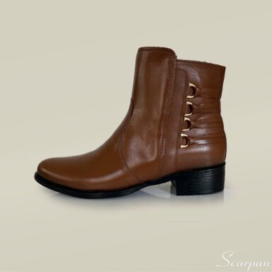 Bota Feminina de Couro cano Curto. O modelo é feito com couro legítimo super macio, o fechamento é com zíper e o salto com altura de 3,5 centímetros é perfeito para o uso diário.