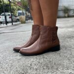 Bota de Couro Salto Baixo: O modelo é feito em couro super macio, proporcionando mais conforto para os seus pés. A palmilha possui EVA de 3mm e solado em borracha que é mais macio e aderente. O salto é em bloco possui 3 cm. O fechamento é com zíper.