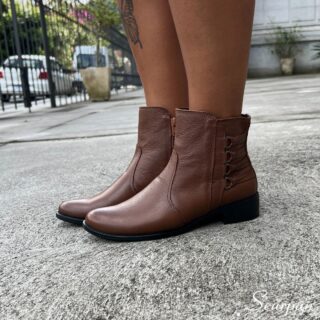 Bota de Couro Salto Baixo: O modelo é feito em couro super macio, proporcionando mais conforto para os seus pés. A palmilha possui EVA de 3mm e solado em borracha que é mais macio e aderente. O salto é em bloco possui 3 cm. O fechamento é com zíper.