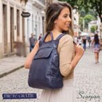 Visão da mochila feminina de couro Jade no corpo com look