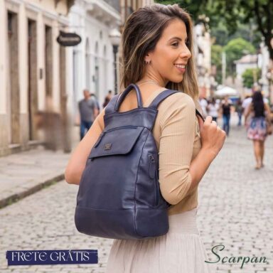Visão da mochila feminina de couro Jade no corpo com look