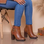 Bota Feminina de Couro Salto Alto Cano Curto.