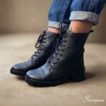 Os Coturnos Femininos de Couro estão entre os calçados mais versáteis e modernos do mercado. Além disso, eles oferecem uma ampla variedade de modelos, o que significa que, com toda certeza, existe um que combina perfeitamente com o seu estilo. Seja qual for a ocasião, os coturnos são uma escolha cheia de personalidade.