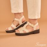 Sandália de Couro sola Tratorada e palmilha com EVA de 4mm, fechamento com fivela.