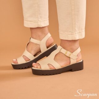 Sandália de Couro sola Tratorada e palmilha com EVA de 4mm, fechamento com fivela.