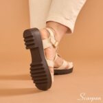 Sandália de Couro sola Tratorada e palmilha com EVA de 4mm, fechamento com fivela.