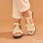 Sandália de Couro sola Tratorada e palmilha com EVA de 4mm, fechamento com fivela.