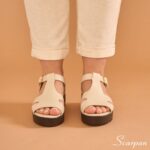 Sandália de Couro sola Tratorada e palmilha com EVA de 4mm, fechamento com fivela.