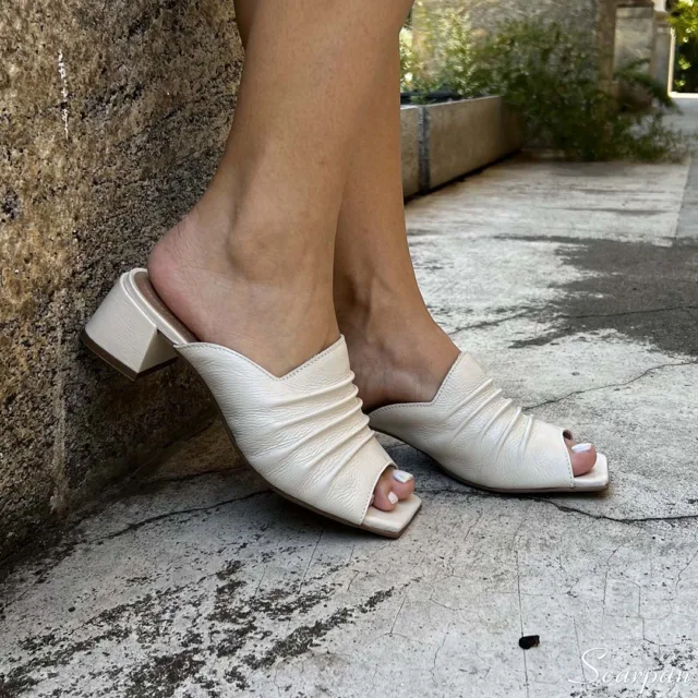 Tamanco Feminino de Couro 
