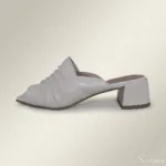 Tamanco Feminino de Couro Off - 5045111 - Imagem 4