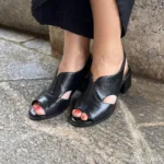 Sandália de Couro Salto Bloco Preto - 145.134 - Imagem 2