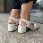 Sandália de Couro Salto Bloco Off - 145.128 - Imagem 2