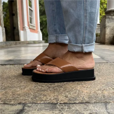 Chinelo Flat Form em Couro