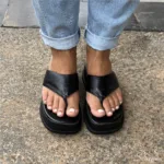 Chinelo Flat Form em Couro Preto - 177.136 - Imagem 2