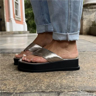 Chinelo Flat Form em Couro