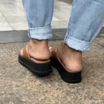 Chinelo Flat Form em Couro Caramelo - 177.136 - Imagem 2