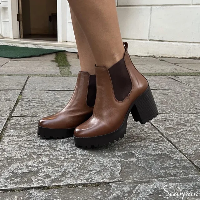 Bota Feminina de Couro Chelsea