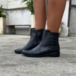 Bota de Couro Salto Baixo: O modelo é feito em couro super macio, proporcionando mais conforto para os seus pés. A palmilha possui EVA de 3mm e solado em borracha que é mais macio e aderente. O salto é em bloco possui 3 cm. O fechamento é com zíper.