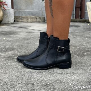 Bota de Couro Salto Baixo: A bota de cano baixo, é feita em couro super macio e com ziper na lateral para facilitar o calce. Possui solado em borracha e salto com 3,5 centímetros.