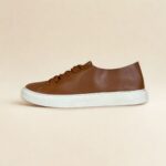 Tênis casuais super macio em Couro Caramelo. Um modelo super casual e muito confortável que pode ser usado em diversas ocasiões Referência: Mia Material Cabedal: Couro Legítimo Material Forro: Têxtil Gênero: Feminino Altura do Solado 2 cm Peso: 700 g