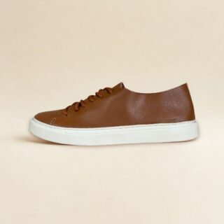 Tênis casuais super macio em Couro Caramelo. Um modelo super casual e muito confortável que pode ser usado em diversas ocasiões Referência: Mia Material Cabedal: Couro Legítimo Material Forro: Têxtil Gênero: Feminino Altura do Solado 2 cm Peso: 700 g