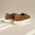 Tênis casuais super macio em Couro Caramelo. Um modelo super casual e muito confortável que pode ser usado em diversas ocasiões Referência: Mia Material Cabedal: Couro Legítimo Material Forro: Têxtil Gênero: Feminino Altura do Solado 2 cm Peso: 700 g