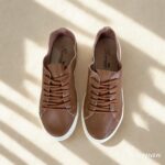 Tênis casuais super macio em Couro Caramelo. Um modelo super casual e muito confortável que pode ser usado em diversas ocasiões Referência: Mia Material Cabedal: Couro Legítimo Material Forro: Têxtil Gênero: Feminino Altura do Solado 2 cm Peso: 700 g