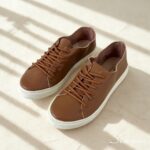 Tênis casuais super macio em Couro Caramelo. Um modelo super casual e muito confortável que pode ser usado em diversas ocasiões Referência: Mia Material Cabedal: Couro Legítimo Material Forro: Têxtil Gênero: Feminino Altura do Solado 2 cm Peso: 700 g