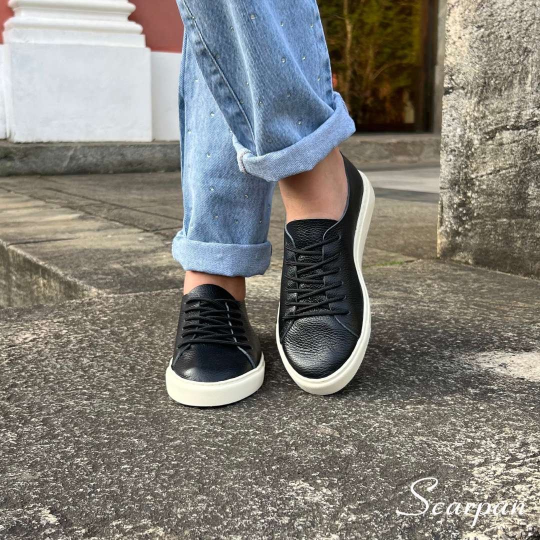 Tênis Feminino em Couro Preta - Miá (3) Tênis Casual Feminino em Couro. Referência: Mia Material Cabedal: Couro Legítimo Material Forro: Sem Forro Solado em TR Gênero: Feminino Altura do Solado 2 cm Peso: 700 g