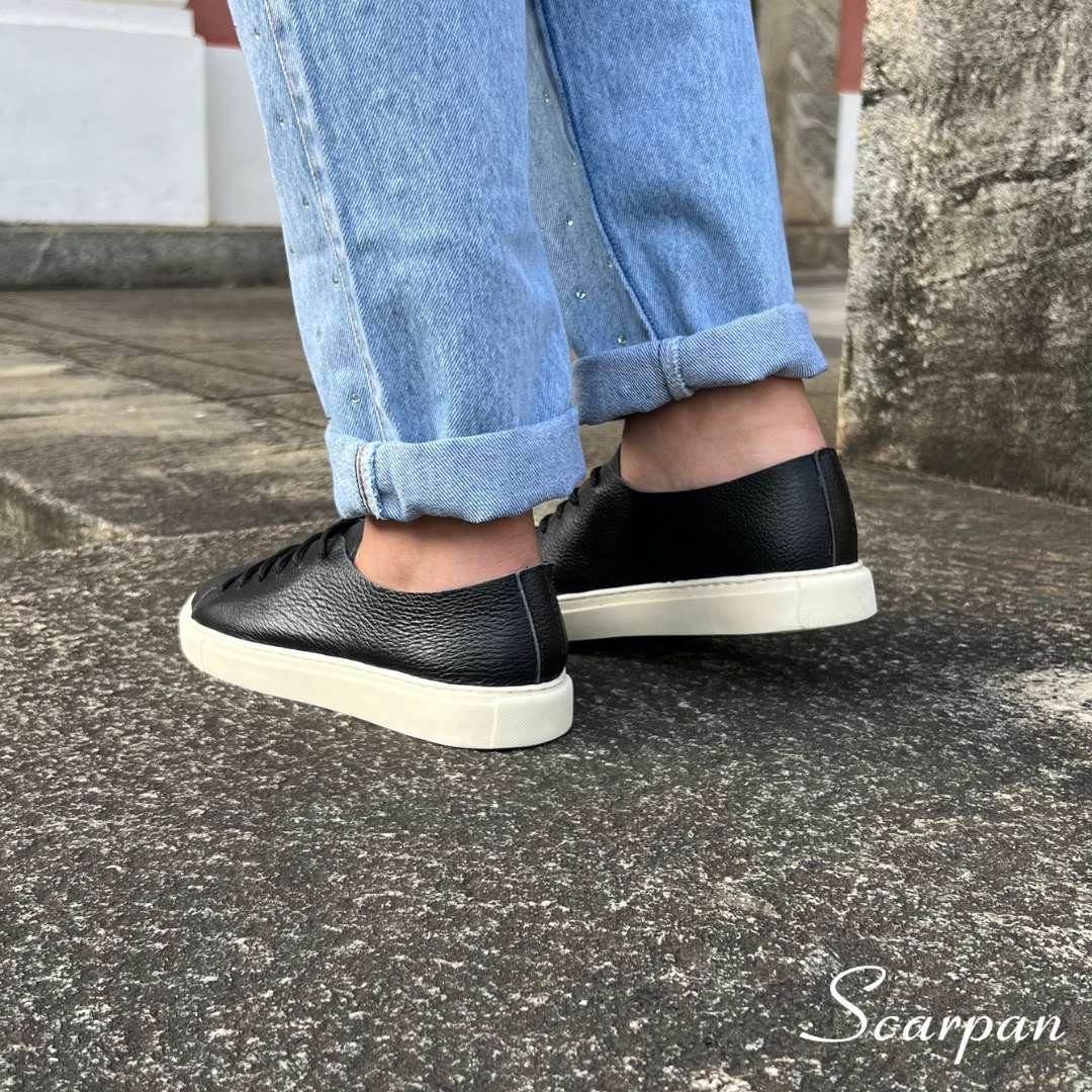 Tênis Feminino em Couro Preta - Miá (4) Tênis Casual Feminino em Couro. Referência: Mia Material Cabedal: Couro Legítimo Material Forro: Sem Forro Solado em TR Gênero: Feminino Altura do Solado 2 cm Peso: 700 g