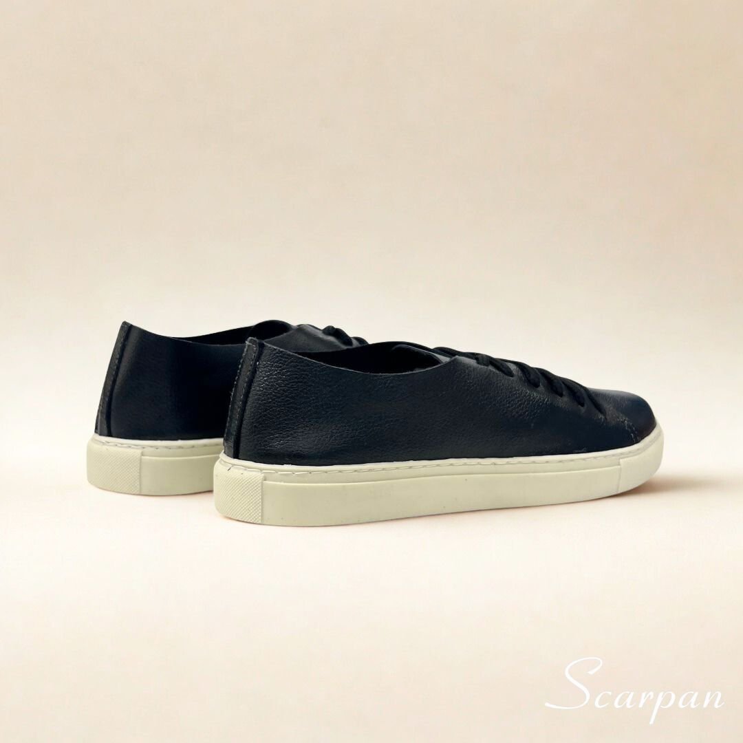 Tênis Feminino em Couro Preto - Mia 2 Tênis Casual Feminino em Couro. Referência: Mia Material Cabedal: Couro Legítimo Material Forro: Sem Forro Solado em TR Gênero: Feminino Altura do Solado 2 cm Peso: 700 g