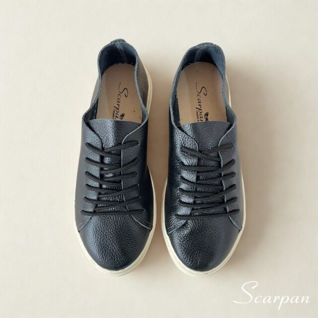 Tênis Casual Feminino em Couro. Referência: Mia Material Cabedal: Couro Legítimo Material Forro: Sem Forro Solado em TR Gênero: Feminino Altura do Solado 2 cm Peso: 700 g