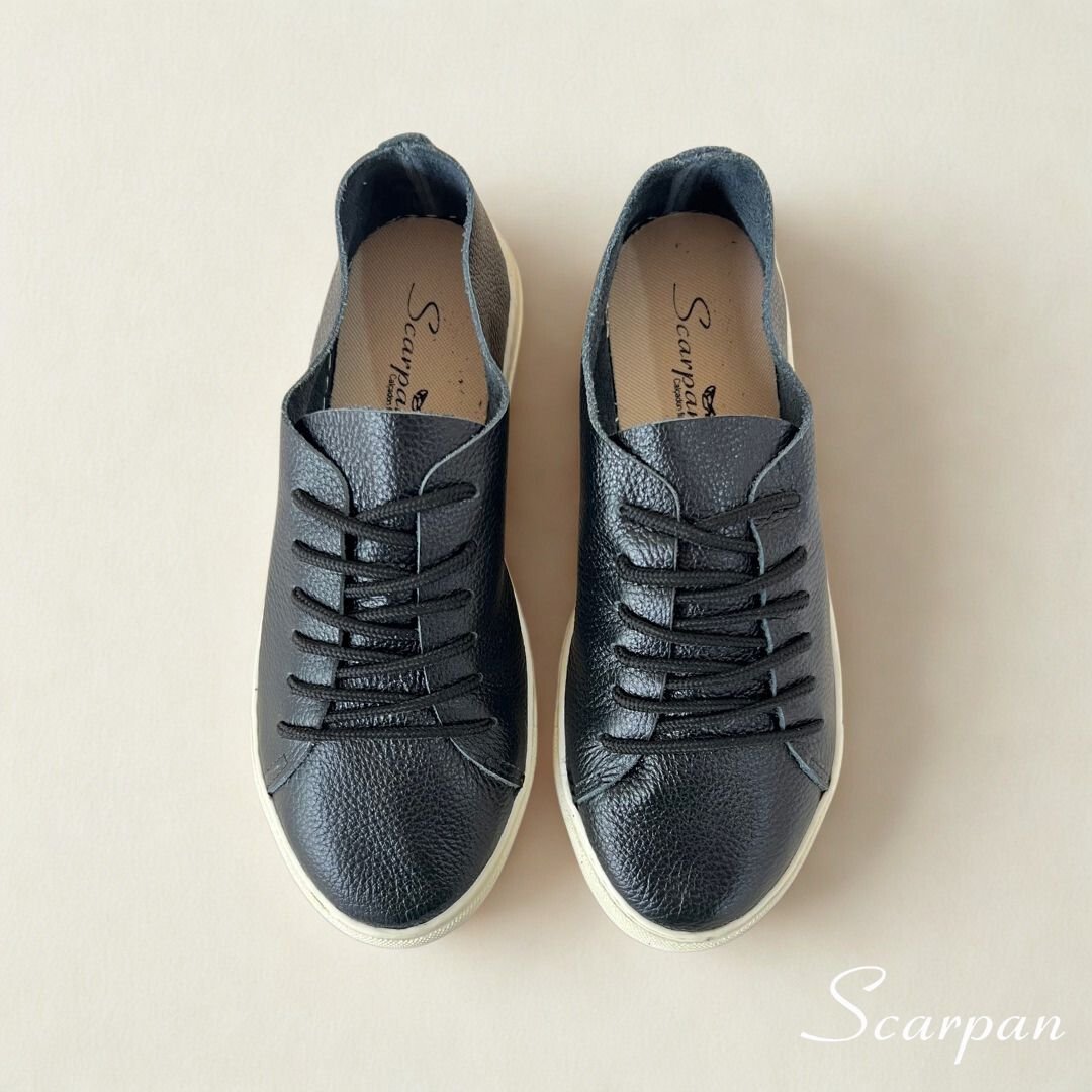 Tênis Feminino em Couro Preto - Mia 3 Tênis Casual Feminino em Couro. Referência: Mia Material Cabedal: Couro Legítimo Material Forro: Sem Forro Solado em TR Gênero: Feminino Altura do Solado 2 cm Peso: 700 g