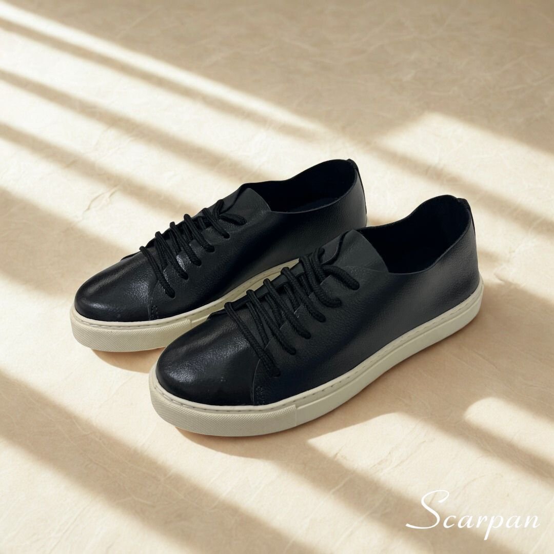 Tênis Feminino em Couro Preto - Mia 4 Tênis Casual Feminino em Couro. Referência: Mia Material Cabedal: Couro Legítimo Material Forro: Sem Forro Solado em TR Gênero: Feminino Altura do Solado 2 cm Peso: 700 g