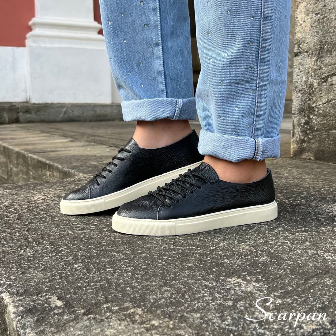 Tênis Feminino em Couro Preto - Mia 7 Tênis Casual Feminino em Couro. Referência: Mia Material Cabedal: Couro Legítimo Material Forro: Sem Forro Solado em TR Gênero: Feminino Altura do Solado 2 cm Peso: 700 g