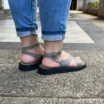 Papete feminina de Couro. Soaldo emborrachado e palmilha conforto.