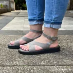 Papete feminina de Couro. Soaldo emborrachado e palmilha conforto.