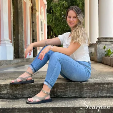 Papete feminina de Couro. Soaldo emborrachado e palmilha conforto.