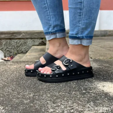 A Papete feminina de Couro da Scarpan une estilo e conforto. O modelo tem tiras em couro com apliques de metal e fivelas para um melhor ajuste. Peça a Sua.