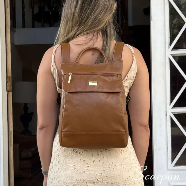 A Mochila de Couro Feminina Jade Mini é, antes de mais nada, a escolha perfeita para a mulher moderna que busca unir estilo, funcionalidade e durabilidade.