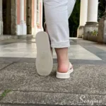 Papete com cabedal em couro cor Off, palmilha conforto e solado leve de 2,5 cm de altura.  Ela proporciona um andar macio e seguro a cada passo. 