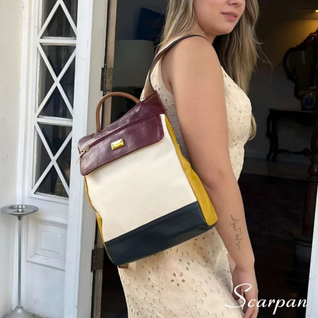 A Mochila de Couro Feminina Jade Mini é, antes de mais nada, a escolha perfeita para a mulher moderna que busca unir estilo, funcionalidade e durabilidade