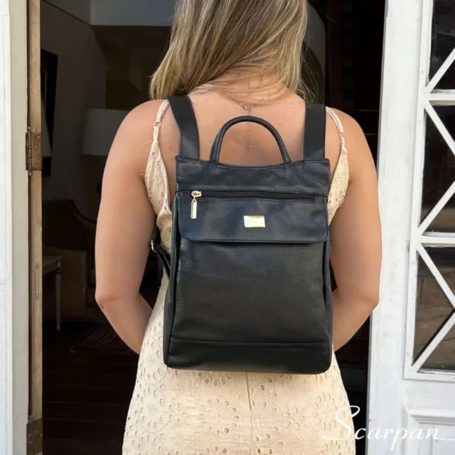 A Mochila de Couro Feminina Jade Mini é, antes de mais nada, a escolha perfeita para a mulher moderna que busca unir estilo, funcionalidade e durabilidade