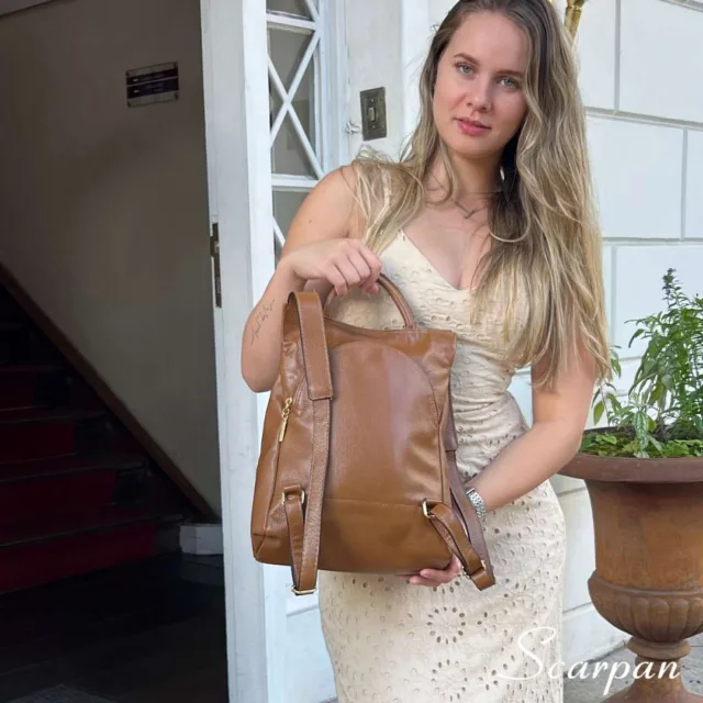 A Mochila de Couro Feminina Jade Mini é, antes de mais nada, a escolha perfeita para a mulher moderna que busca unir estilo, funcionalidade e durabilidade.