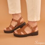 Feito em couro legítimo e super macio, sua palmilha é de espuma em PU com 4mm. O Solado é em PUque é super leve, muito macio e antiderrapante. A sandália tratorada de couro da Scarpan é o que você precisa para um dia com muito conforto ao caminhar. Leve, macio, flexível além de te deixar super elegante vai proporcionar muito conforto.