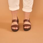 A Sandália de Couro Tratorada é um calçado certamente indispensável. Uma sandália que nasceu com o DNA da Scarapan, em resumo, muito conforto. Por causa do seu estilo arrojado de sola o modelo está entre os mais preferidos da mulher moderna.